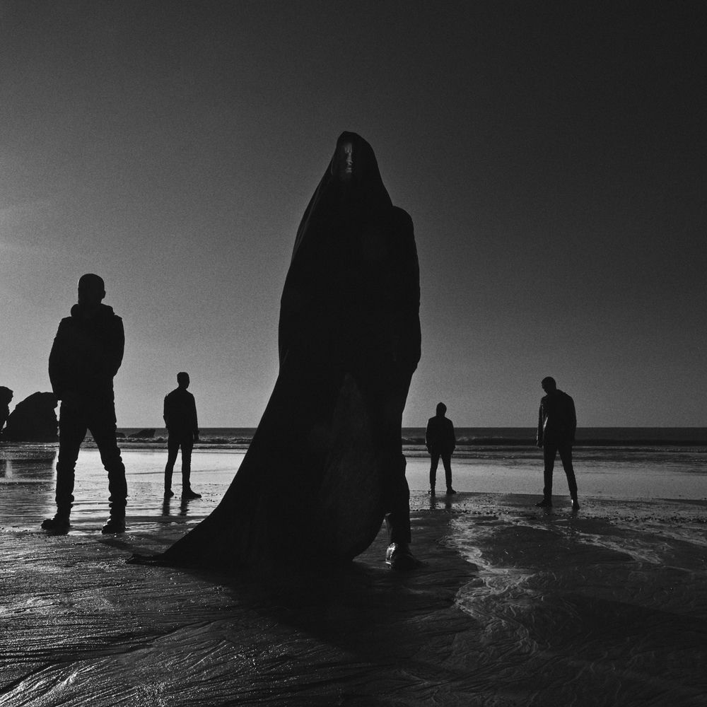 Regarde les hommes tomber