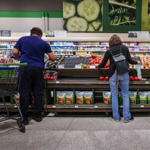 Why is US consumer confidence at a record low?
