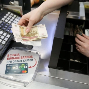 Россияне снимают больше наличных: чем это грозит?