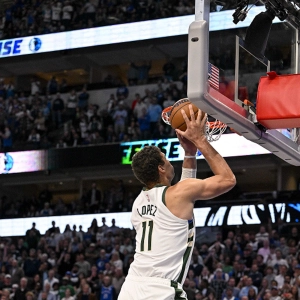 Khris Middleton injury part of bad night in Houston and get to know MarJon Beauchamp (12.13.2022)