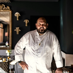 El chef José Miguel Valdivieso, del restaurante Uskar, nos enseña a guisar el cordero segureño.