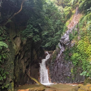 A sudden waterfall in Taipei (Tsuifeng Falls)