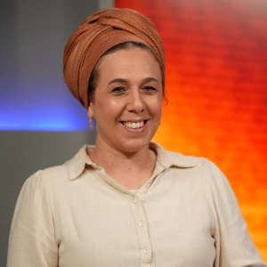 "לראות את הקולות": מלימודי פיזיקה אל לב התורה הנשית | חנה קטן מארחת את הרבנית יעל טבדי