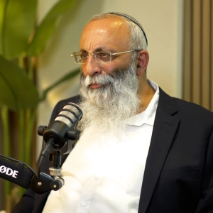 הרב יורם אליהו בשיחה מטלטלת על אובדן בנו וחתנו, והשליחות בחינוך | הפודקאסט של דביר עמר
