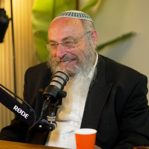 הרב שמחלץ יהודים והמפגש עם הנתיבות שלום | הרב מיכאל ברום בפודקאסט מיוחד של דביר עמיר