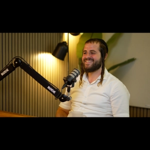 מהפסגה למשבר ולחיפוש הרוחני: המסע של המוזיקאי החסידי מנדי גולדברג