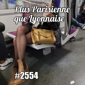 Plus parisienne que lyonnaise, trois jeunes femmes dans le bus - French Identity