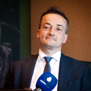 #186: Tjebbe van Oostenbruggen - Voormalig staatssecretaris voor Fiscaliteit, Belastingdienst en Douane - Delegeren en leren, van privéchauffeur tot politiek, volleybal, koffie drinken