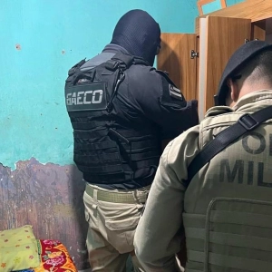 Operação mira chefes do crime dentro de presídio na Bahia e prende dez pessoas