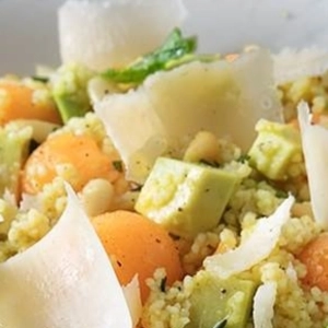 CUSCÚS CON MELÓN, AGUACATE, MENTA, PIÑONES Y QUESO GRANA PADANO