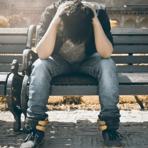 El suicidio adolescente iguala a los homicidios. 359-354.