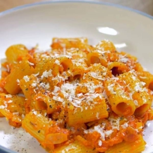 Pasta con salsa de tomate cremosa y queso Grana Padano