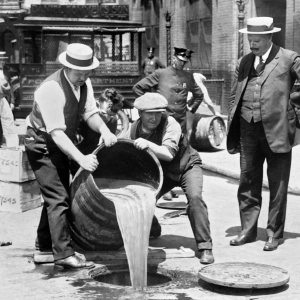 ¿Qué consecuencias tuvo la Ley Seca en la sociedad estadounidense?