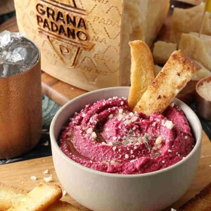 Hummus con remolacha y queso Grana Padano