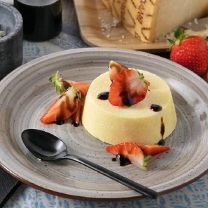 Pudin salado de queso Grana Padano, con fresas y vinagre balsámico