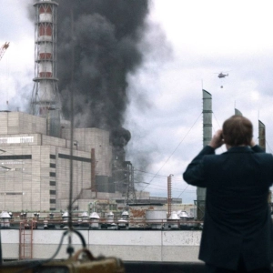 Cubriendo el Núcleo Expuesto del Reactor Nuclear | Chernobyl (2019) | Cap. 2