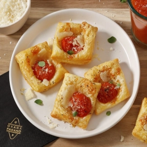 HOJALDRITOS DE QUESO GRANA PADANO, TOMATE Y ALBAHACA