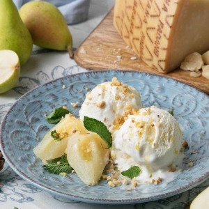 Helado de queso Grana Padano DOP con peras en almÍbar, nueces picadas y menta fresca