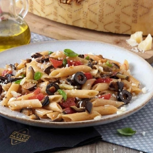 PASTA PLUMA CON BERENJENAS, ACEITUNAS NEGRAS, TOMATE FRESCO, ALBAHACA Y GRANA PADANO RISERVA
