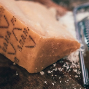 Tosta de queso Grana Padano Riserva, nueces y miel