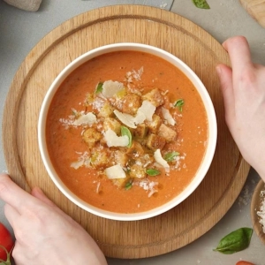 GAZPACHO CON PICATOSTES Y QUESO GRANA PADANO