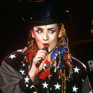 Boy George, le flamboyant New Romantic, figure marquante de la New Wave par son style révolutionnaire et ses tubes planétaires